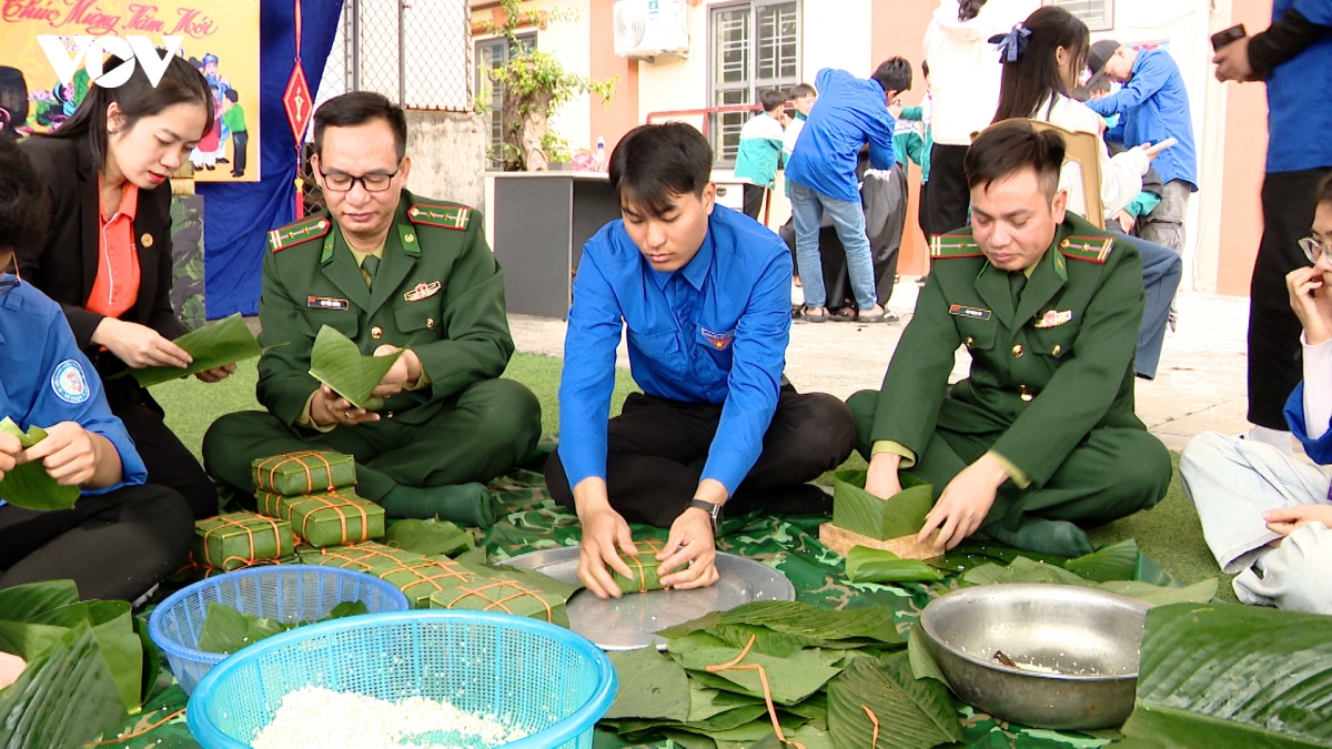 Bộ đội Biên phòng Hưng Yên mang Tết đến sớm với dân biển Diêm Điền